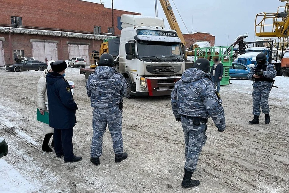 Нашли подъемники приставы на территории третьего лица, не имеющего отношения к организации Фото: ГУФССП России по Свердловской области