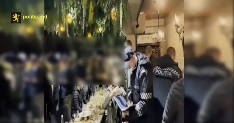 В ночном клубе забаррикадировались и полицейских внутрь долго не пускали (Фото: politia.md).