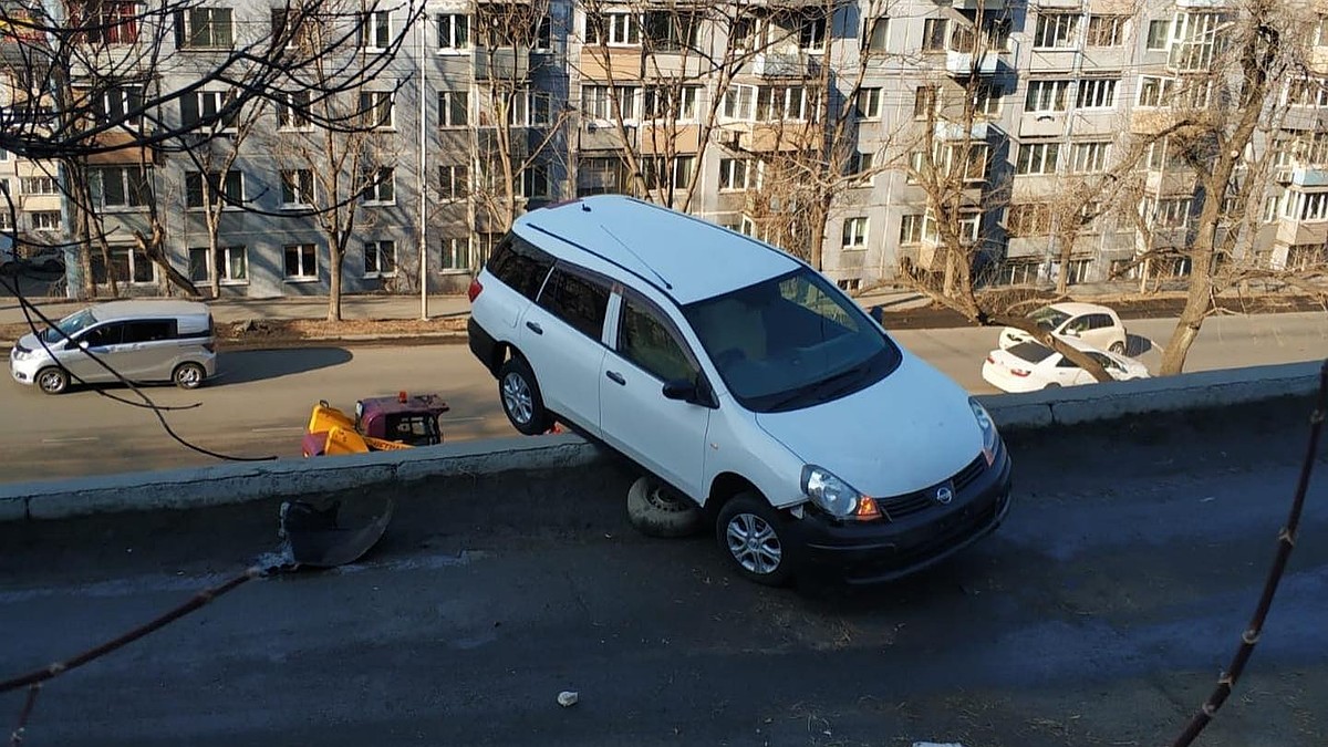 Во Владивостоке легковушка повисла в воздухе над обрывом - KP.RU