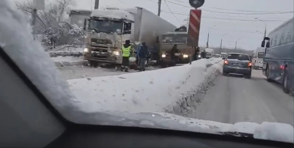 Машины не смогли разъехаться. Фото: скриншот видео "ДТП 163 Самара"