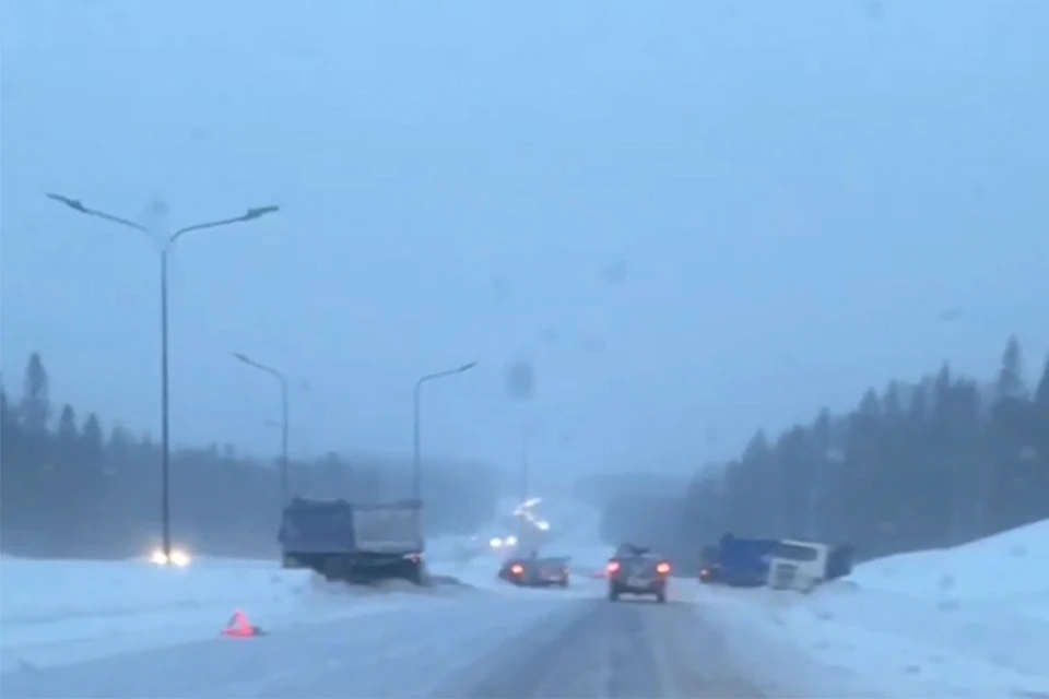 Фото с места: скрин с видео группа ВКонтакте ЧП ДТП Пермь.