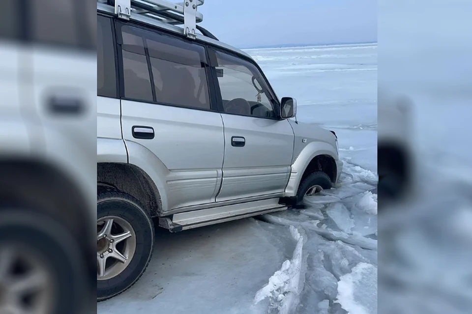 Вытащить автомобиль самостоятельно мужчина не может. Фото: instagram.com/ulov25