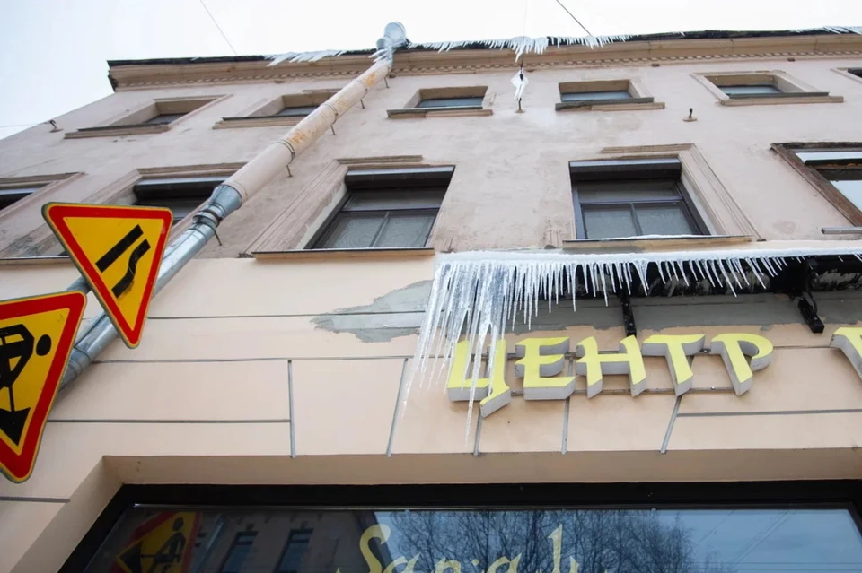 В центре Петербурга глыба льда рухнула на голову пенсионерки.