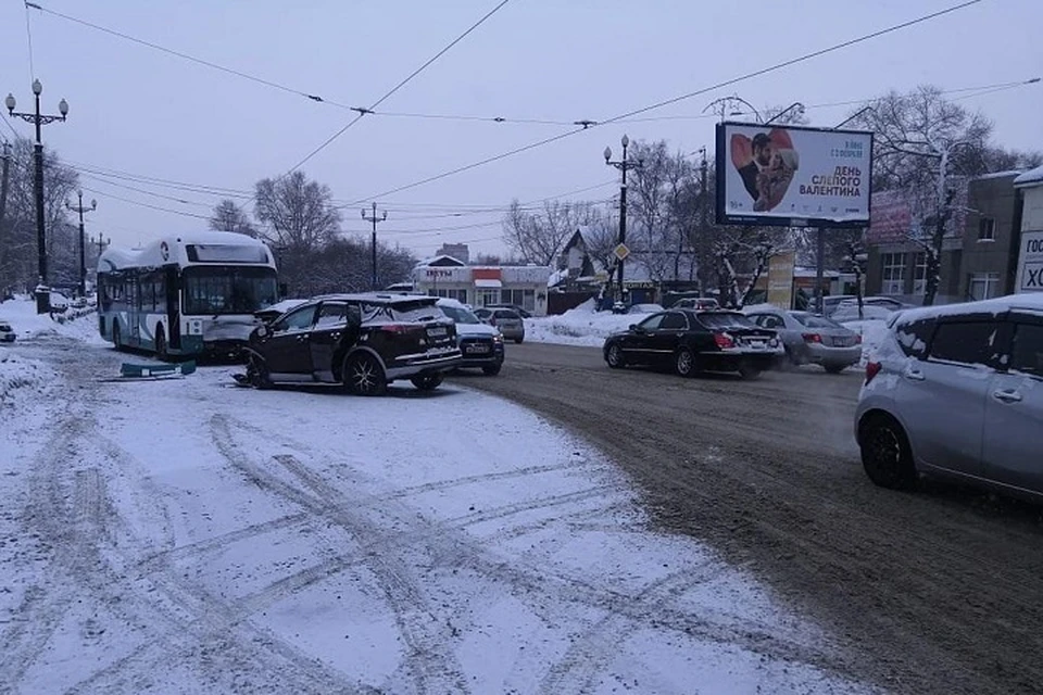 Двое людей пострадали в аварии с участием автобуса в Хабаровске