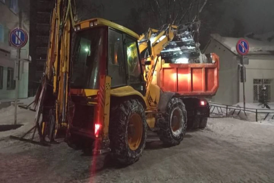 Вывоз снега с улиц города производится преимущественно в вечернее и ночное время. Фото: admkirov.ru