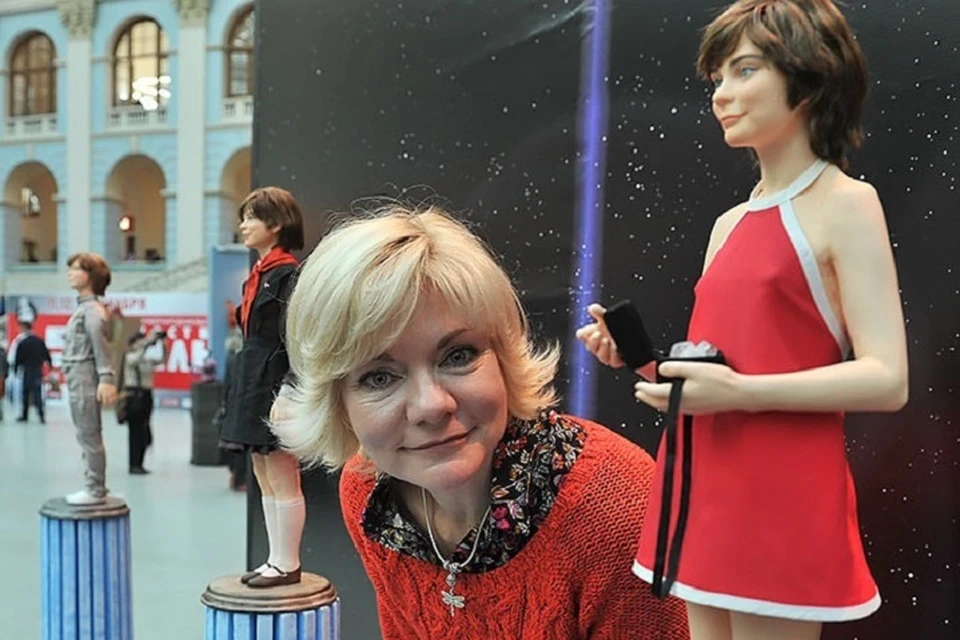 Наталья на выставке "Искусство куклы" со своей героиней Алисой Селезневой.