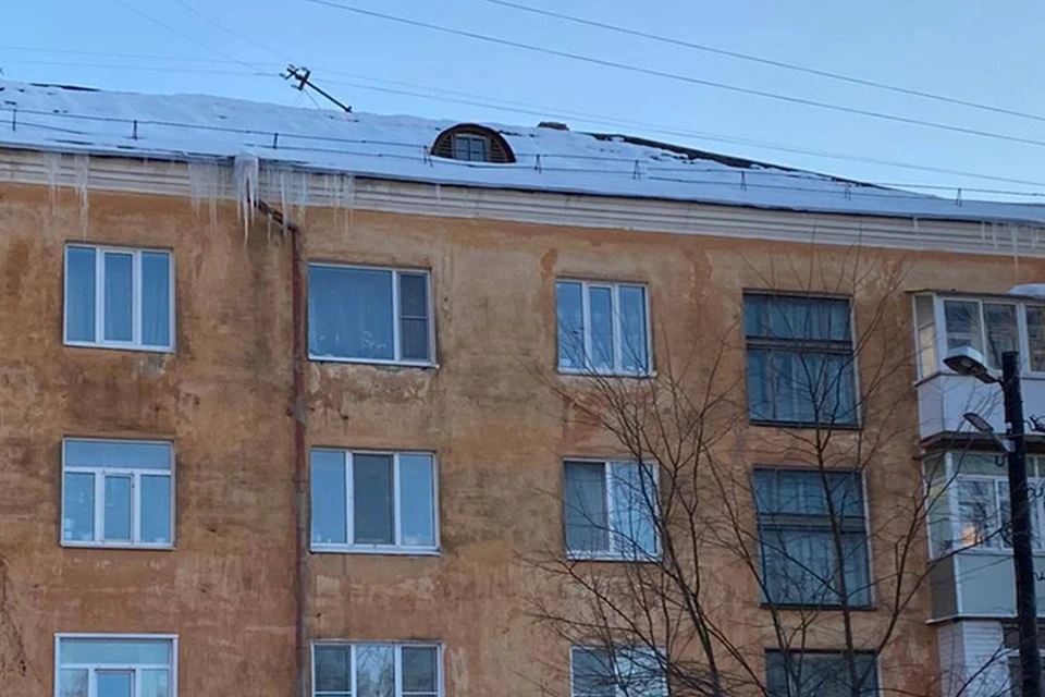 Сосулька упала с крыши дома Фото: прокуратура Тверской области