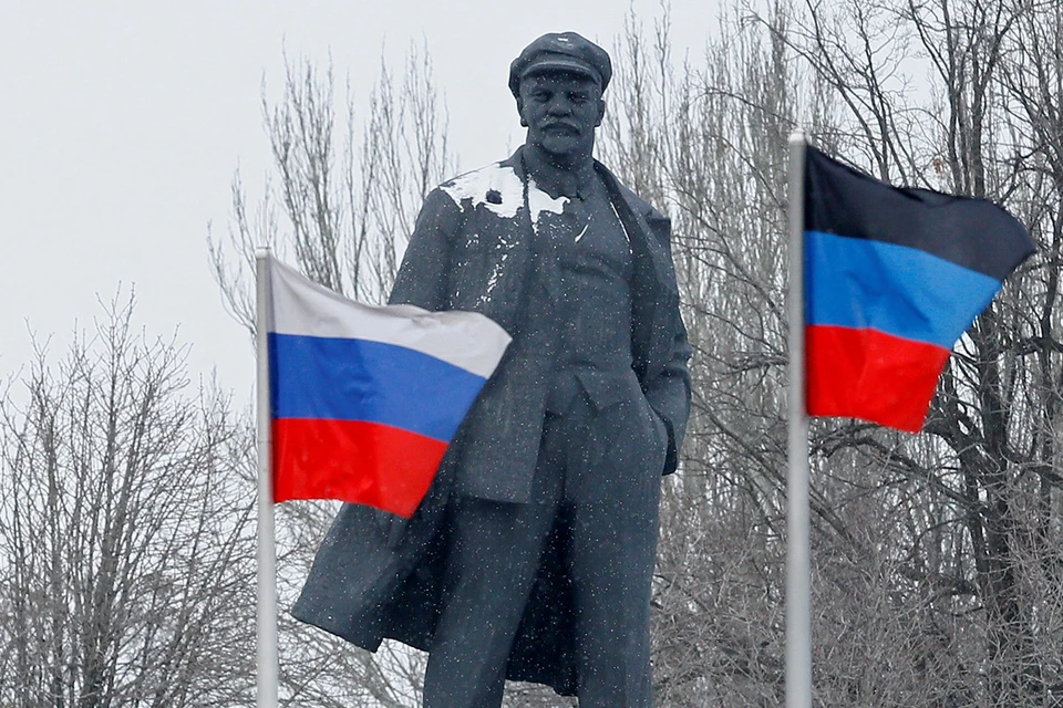 Флаги России и ДНР на фоне памятника Ильичу в Донецке.