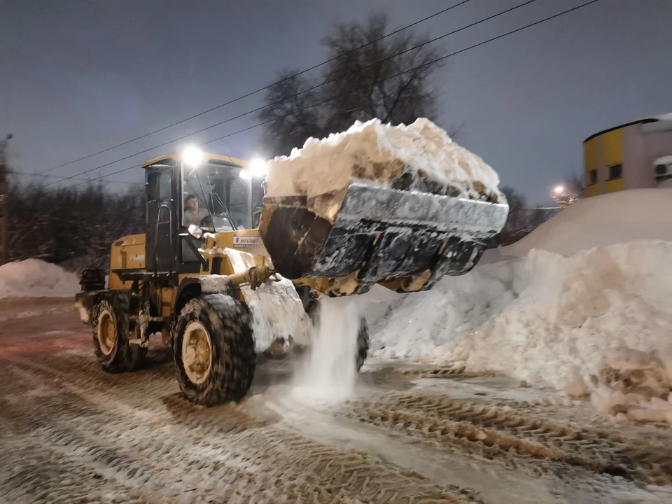 У компаний вновь не хватает сил и средств на борьбу со снегом. Фото: администрация Самары