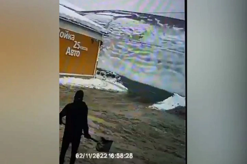 СКР начал проверку по падению на женщину с ребенком снега с крыши. Скриншот из группы "ЧП ДТП РЫБИНСК" ВКонтакте