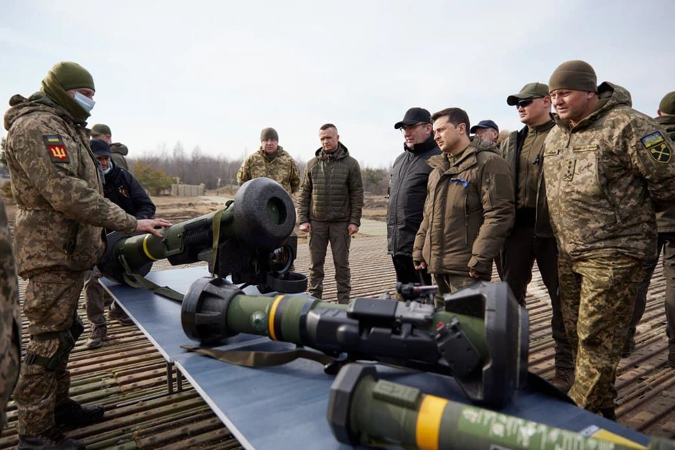16 февраля Зеленскому на полигоне, где проходят учения ВСУ, показали присланные западными партнерами виды вооружений. Фото: Минобороны Украины.