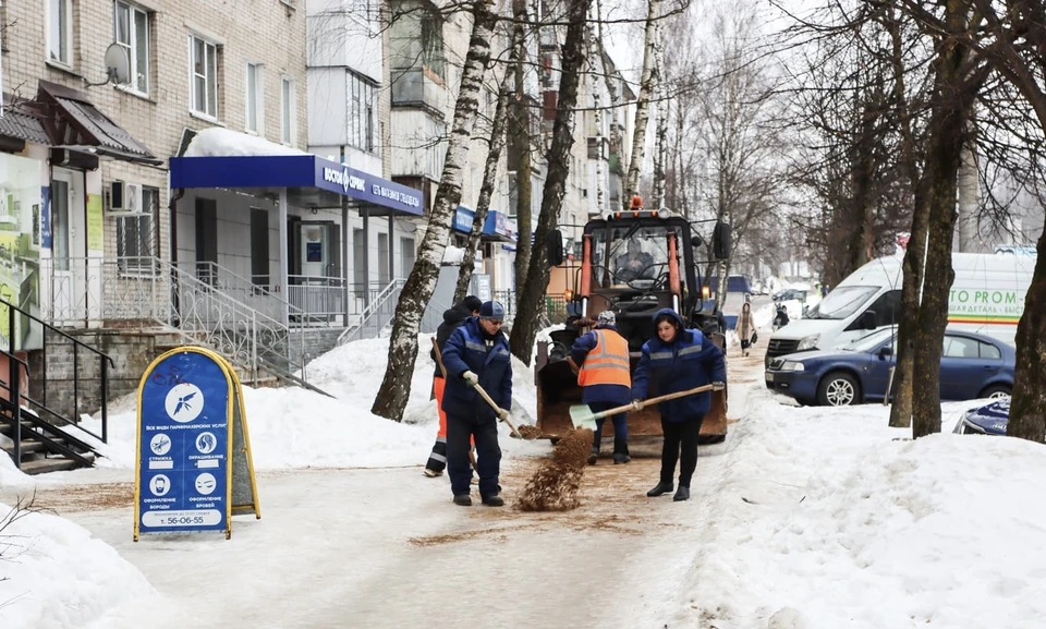 Коммунальные службы Смоленска продолжают борьбу с гололёдом. Фото: пресс-служба администрации города.