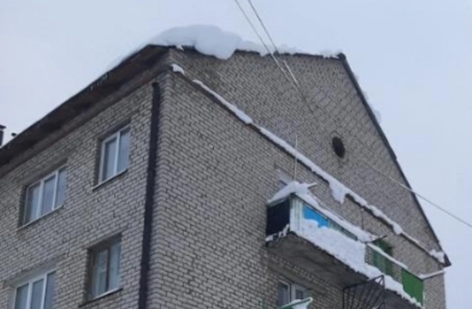 Глыба из снега и льда упала с этого дома. Фото: СУ СКР по Пермскому краю.