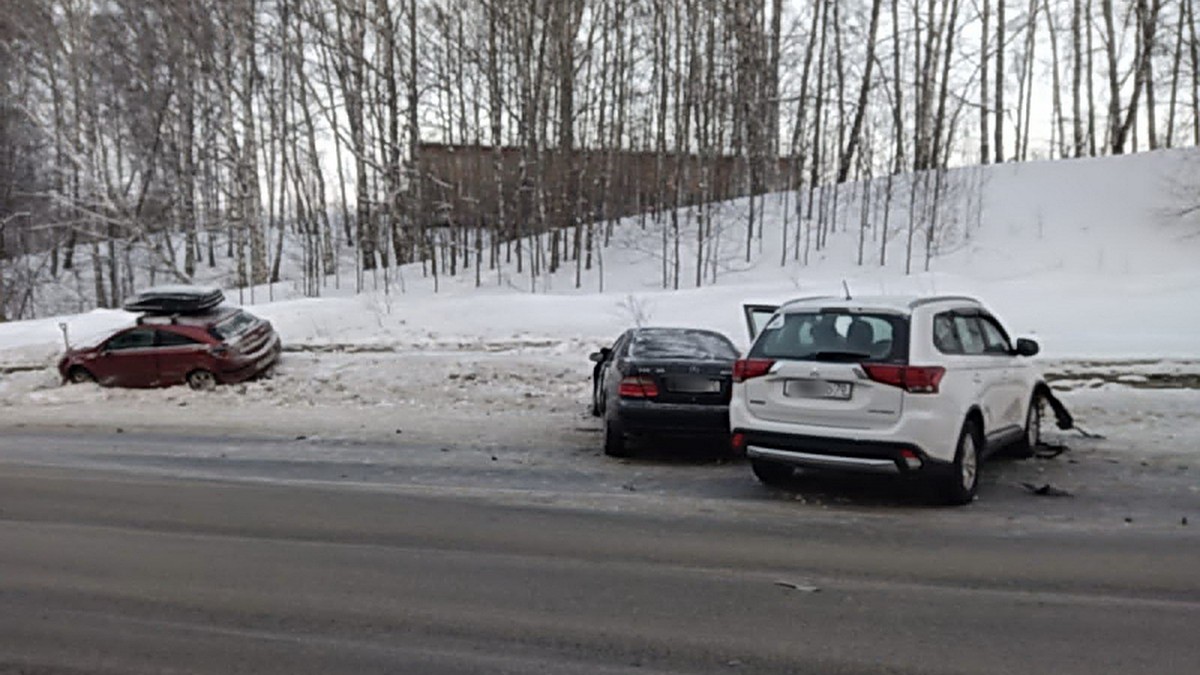 35-летний водитель Mercedes пострадал в тройном ДТП на трассе Томск-Мариинск  - KP.RU