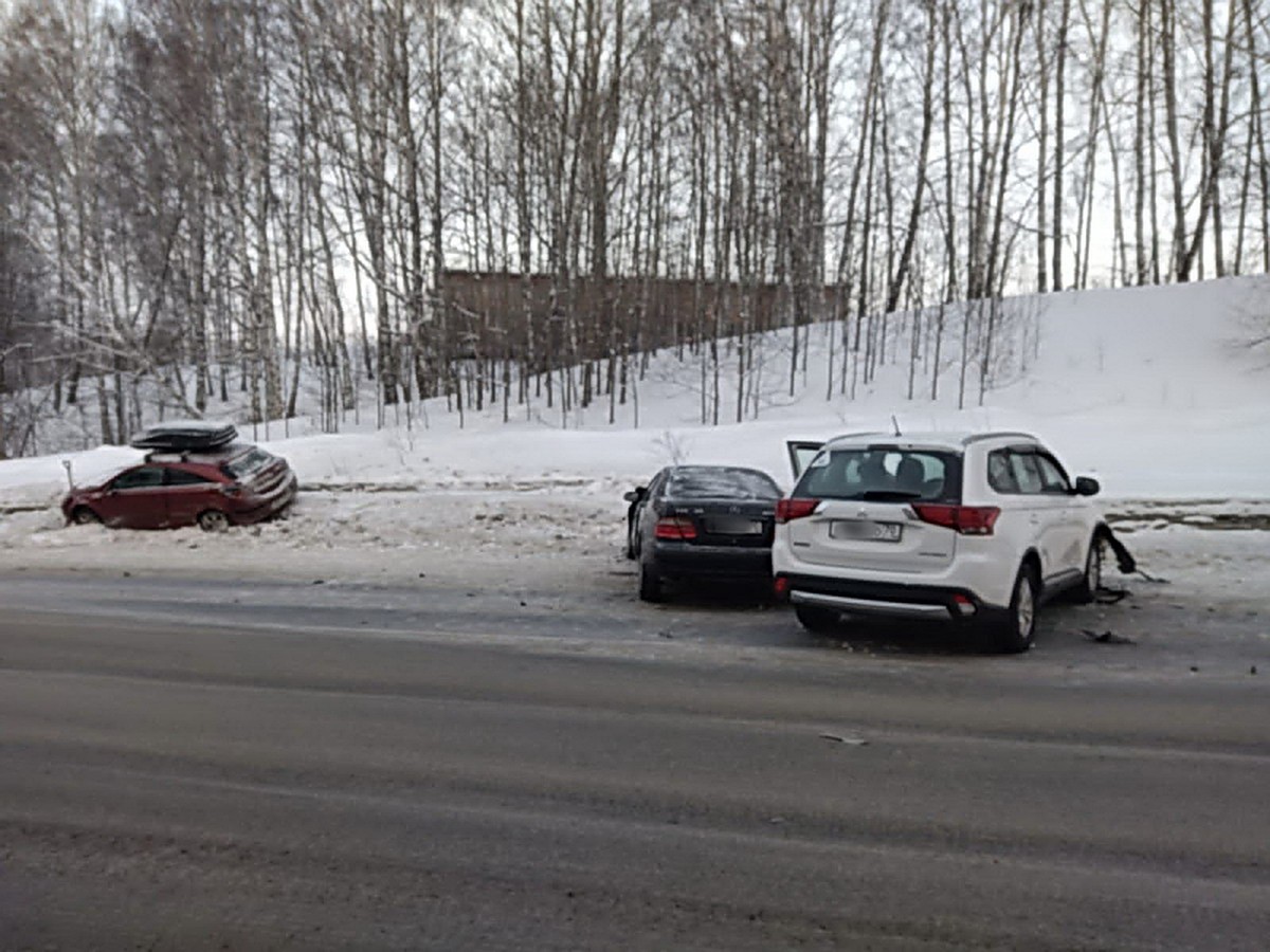 35-летний водитель Mercedes пострадал в тройном ДТП на трассе Томск-Мариинск  - KP.RU