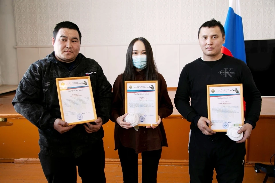 Ай-Хаан, Александра и Чингис получили благодарственные письма за спасение детей при пожаре. Фото: МЧС по Туве