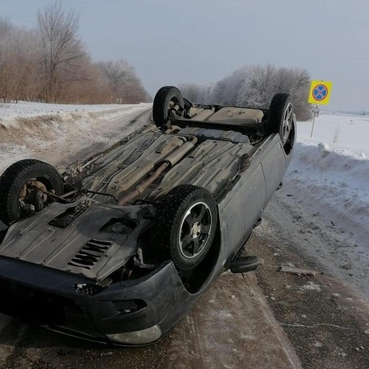 В Самарской области «Приора» наехала на сугроб и опрокинулась - KP.RU