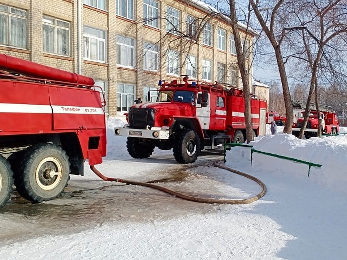 Эвакуировали больше 600 человек: в Ревде загорелась школа - KP.RU