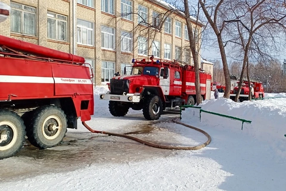 На месте пожара работают 8 единиц пожарно-спасательной техники и 22 человека личного состава Фото: МЧС по Свердловской области