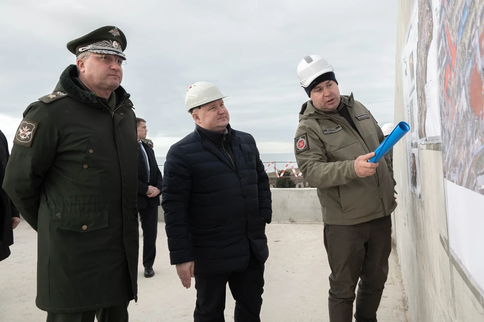 Губернатор Севастополя Михаил Развожаев и заместитель министра обороны РФ Тимур Иванов во время посещения площадки «Нового Херсонеса». Фото: Анна Садовникова