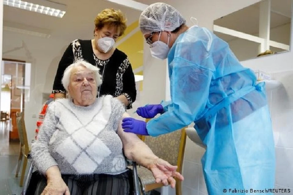 Пожилые люди по-прежнему легкая мишень для коронавируса. Фото: Reuters