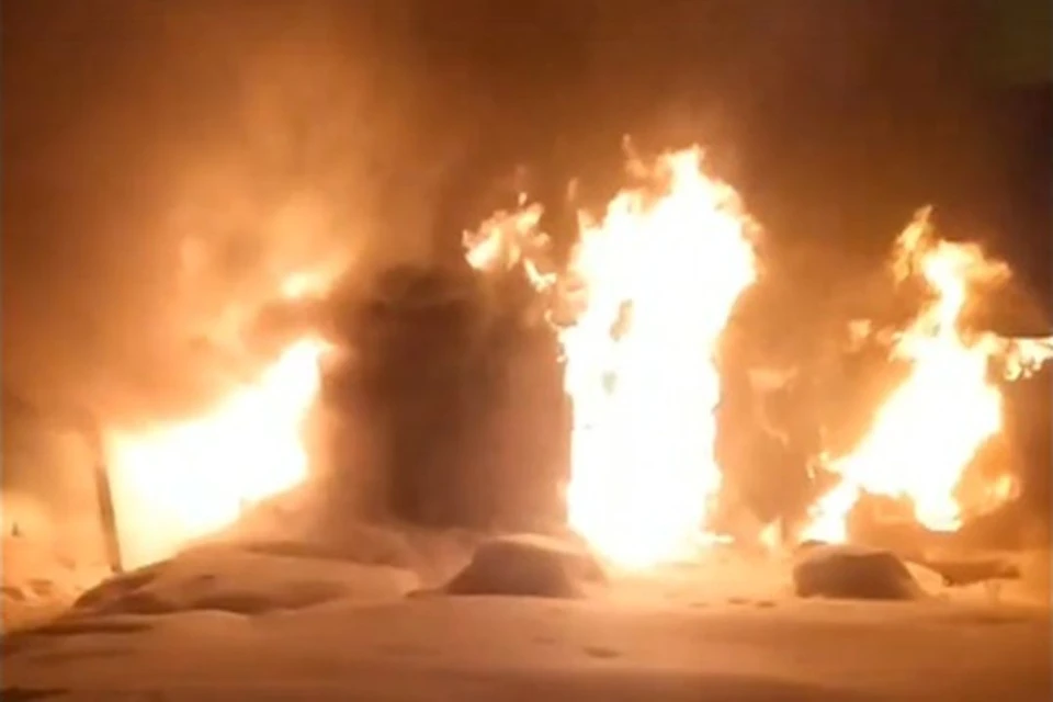 В Новосибирской области, вечером в пятницу, 19 февраля, произошел пожар. Фото: Кадр из видео