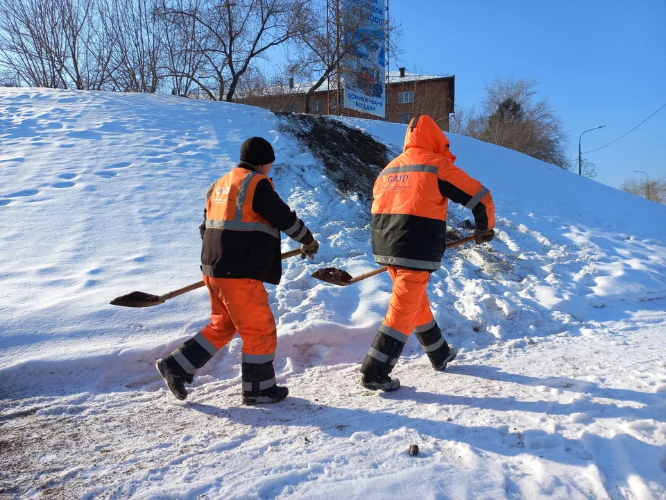 В Красноярске ликвидировали опасную снежную горку. Фото: ГИБДД Красноярск