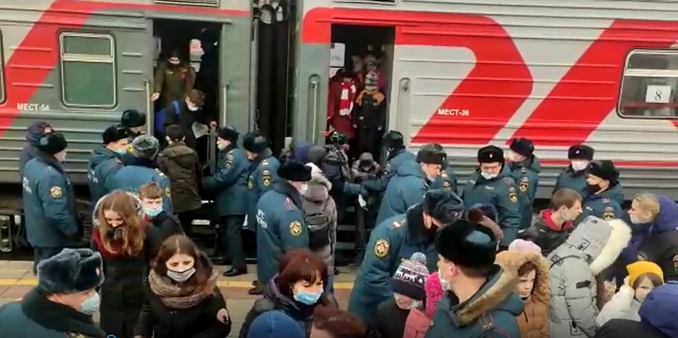 На двух поездах в Воронеж приехали около двух тысяч беженцев, сейчас к ним прибавилось еще 537 человек.