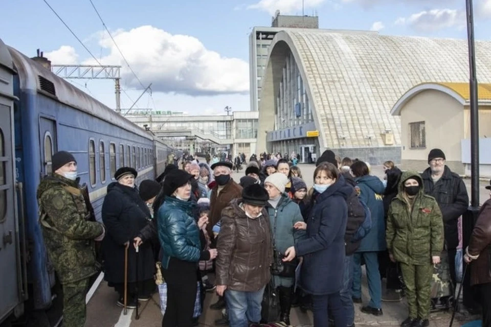 Сотни жителей ЛНР имеют возможность выехать поездом в Россию. Фото: ЛИЦ