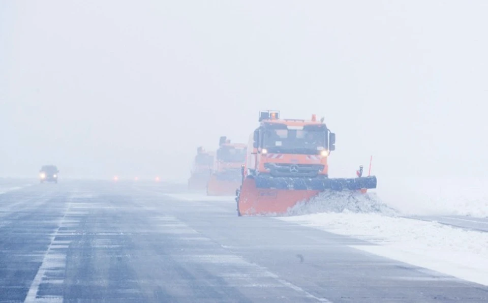 В аэропорту Южно-Сахалинска расчистка взлетно-посадочной полосы идет бесперебойно