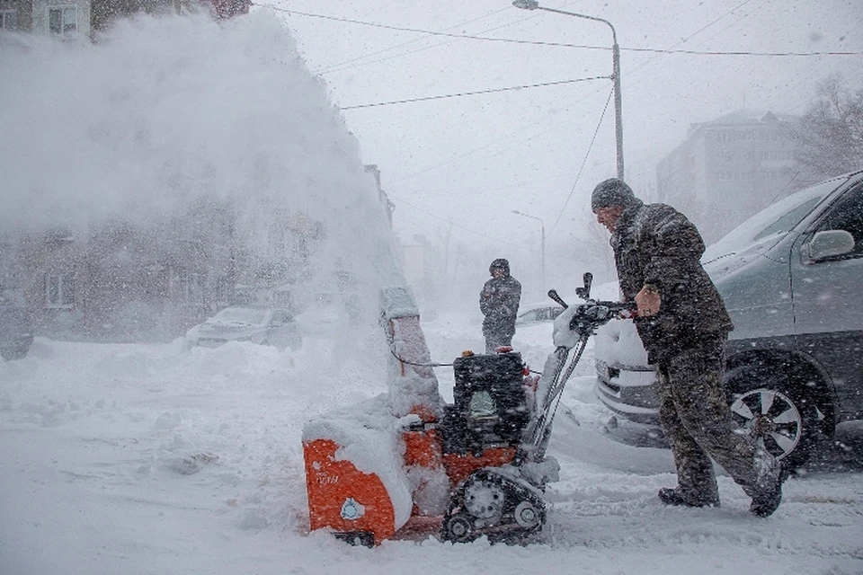 Многие управляющие компании Южно-Сахалинска используют малую механизацию для расчистки дворов от снега