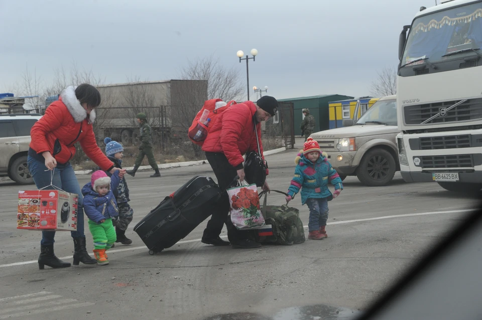 Женщин, детей и стариков эвакуируют из-за военного конфликта