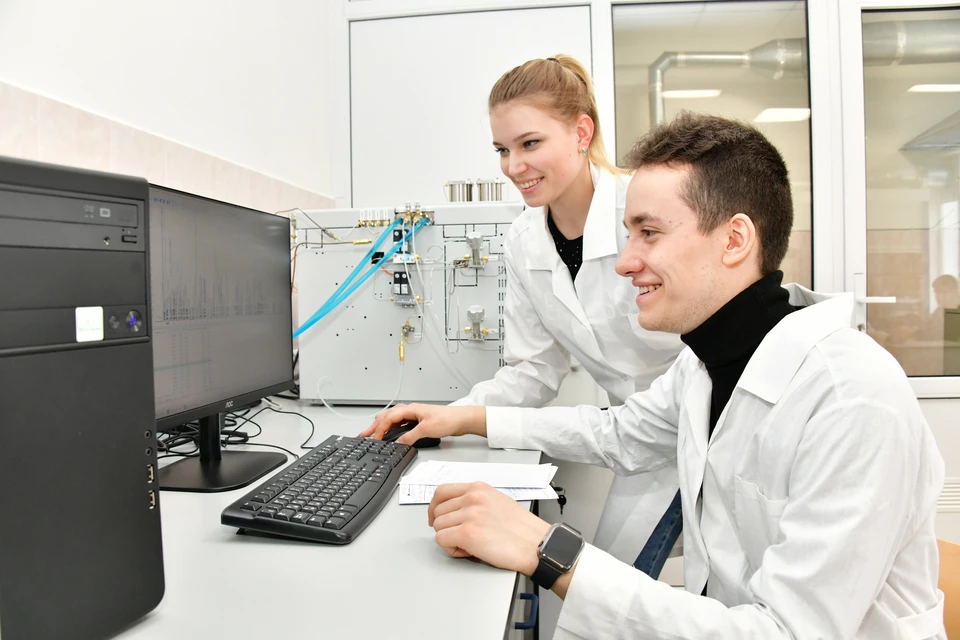 Студенты изучают процессы нефтепереработки в реальных условиях, воссозданных в лаборатории. Фото АО «СНПЗ»