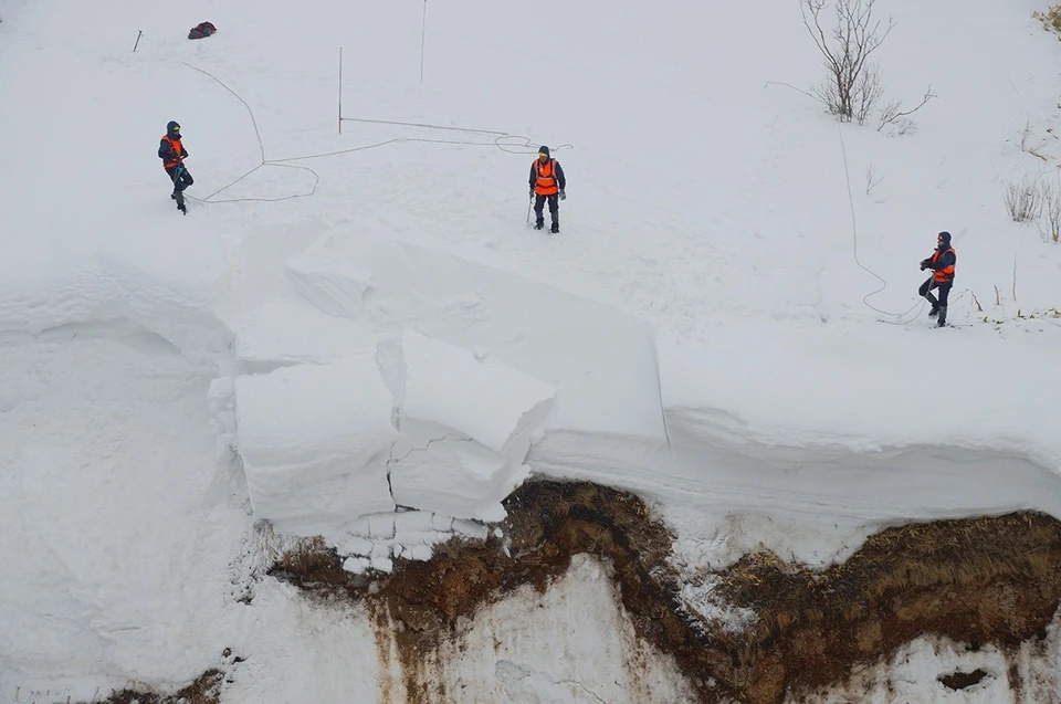 Специалисты снеголавинной станции ДВЖД проводят подрезку снежных карнизов