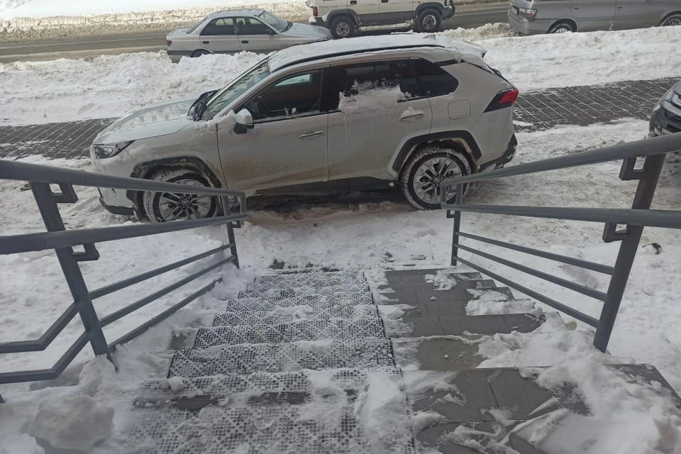 Житель Южно-Сахалинска возмутился припаркованной светлой TOYOTA в метре от входа в библиотеку. Фото очевидца
