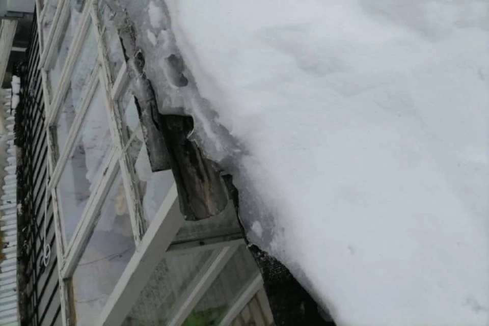 Наледь обрушилась с крыши дома по проспекту Ленина. Фото: пресс-служба прокуратуры Нижегородской области.