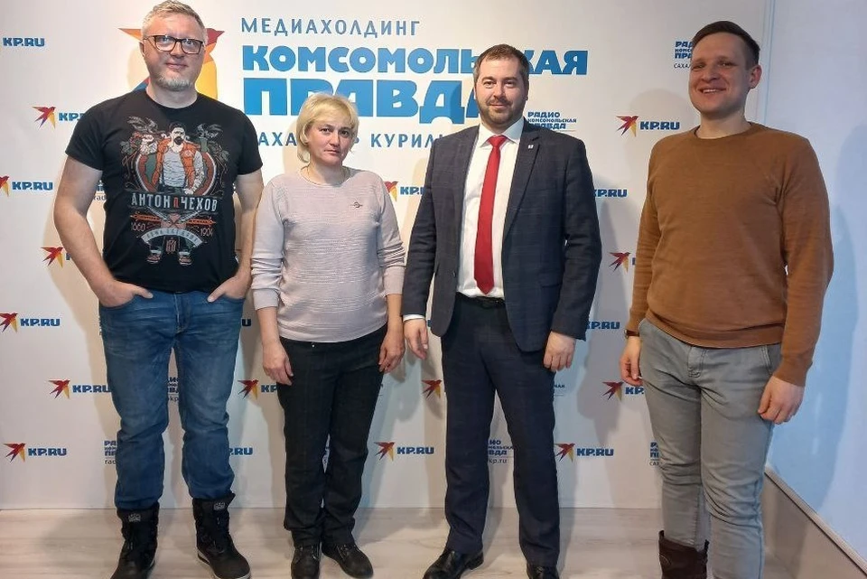 Министр цифрового и технологического развития Сахалинской области Александр Снегирев(второй справа)