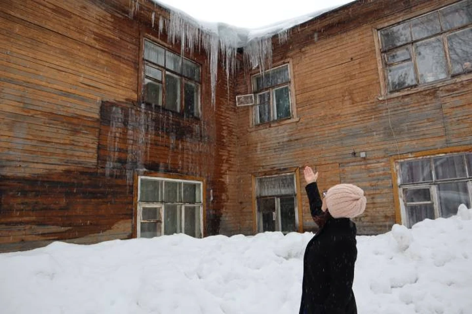 Из-за отсутствия уборки, крыша дома покрылась метровыми сосульками. Фото: onf.ru