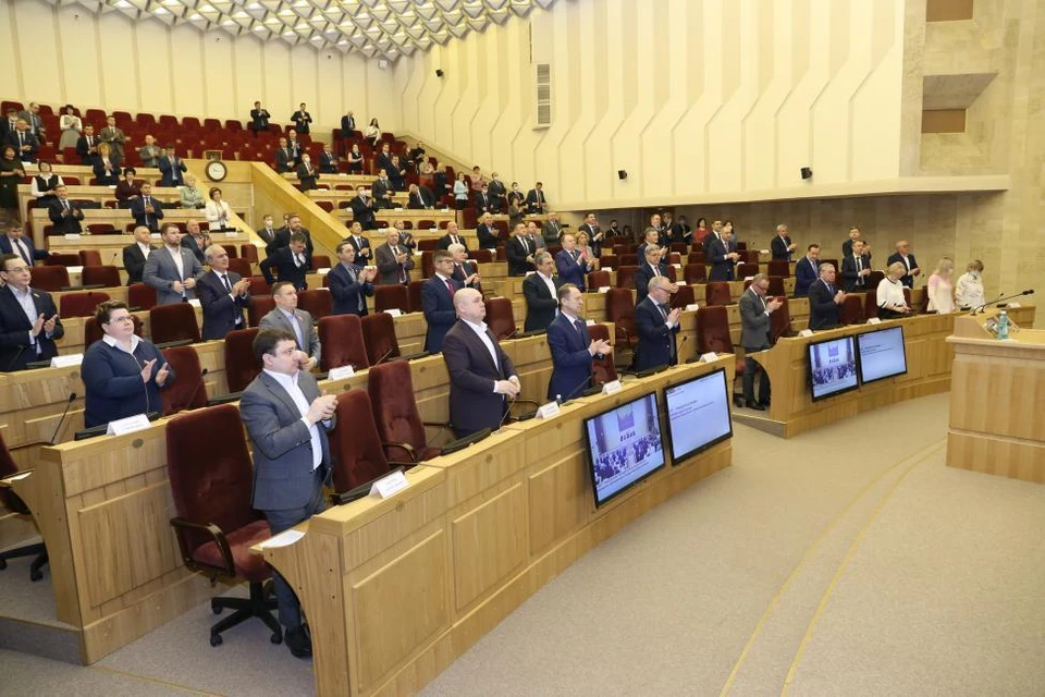 Депутаты поддержали решение президента аплодисментами. Фото: Законодательное собрание Новосибирской области.