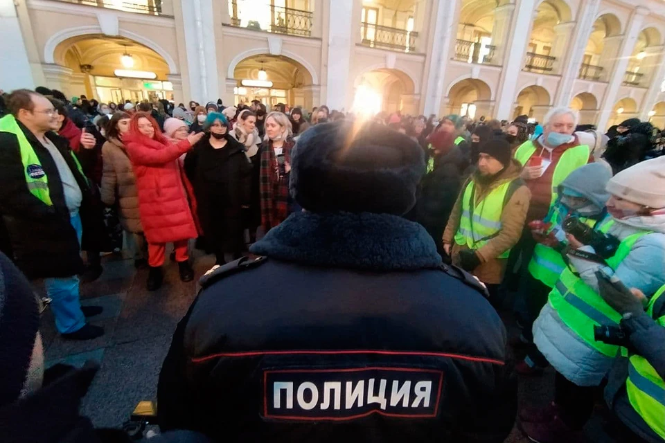 Несанкционированный митинг начался у Гостиного двора в Петербурге