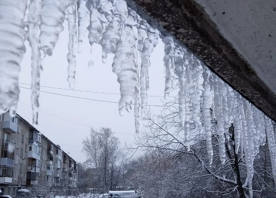 Снег и лед упали с урыш домов и зданий в Перми.