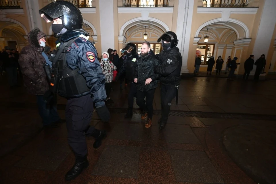 Второй день незаконных митингов в Петербурге начался с задержаний