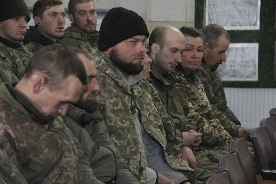 Украинским военнопленным покажут к каким разрушениям привели выпущенные украинской армией снаряды. Фото: Администрация Главы ДНР