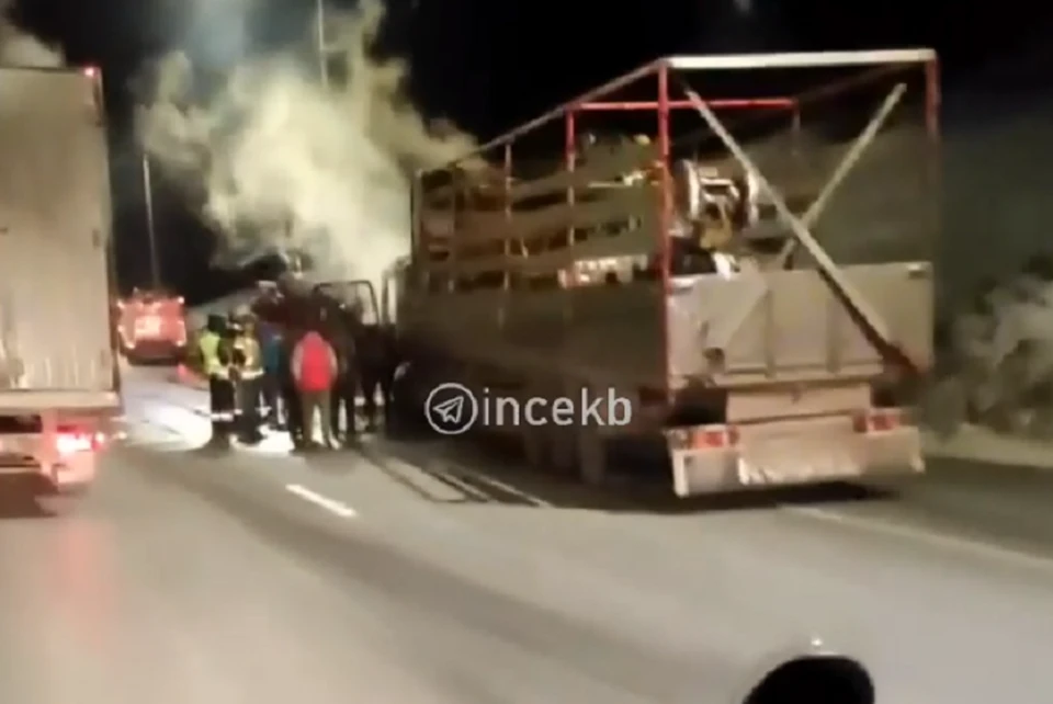 Спасатели потушили пожар за две минуты. Фото: скриншот видео паблика «Инцидент Екатеринбург» «ВКонтакте»