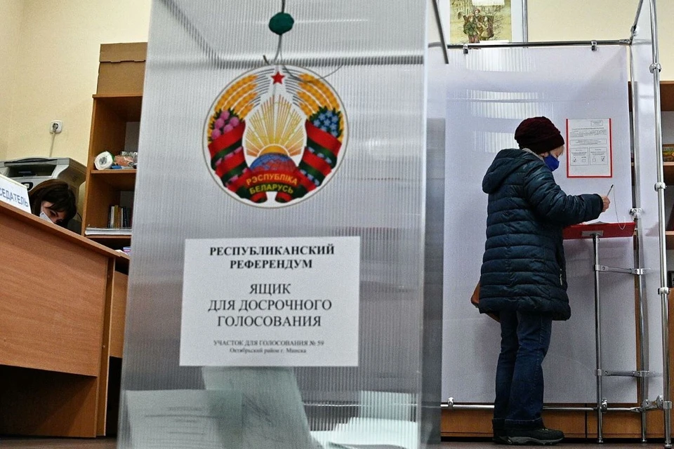 Досрочно на референдуме проголосовали почти 43% белорусов, подсчитал ЦИК. Фото: Sputnik / Виктор Толочко