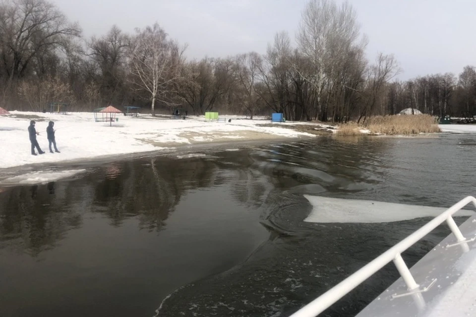 От ледяного панциря на реке Тускарь спасатели избавляются при помощи специального катера