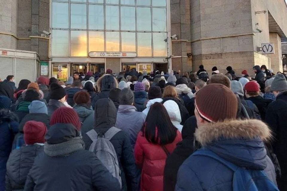 Толпа людей собралась у станции метро "Дыбенко" в Петербурге утром 1 марта