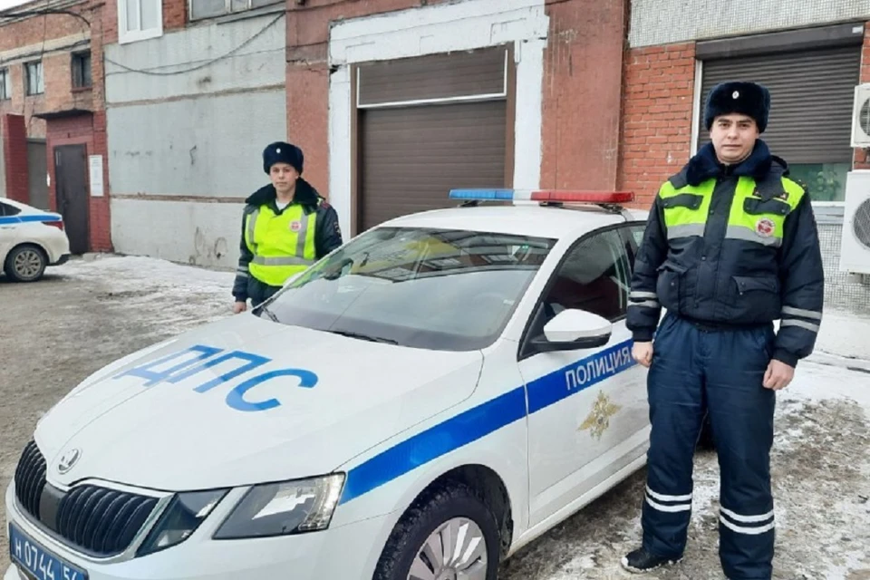 Новосибирские гаишники помогли беременной женщине вовремя добраться до роддома. Фото: ГУ МВД по НСО.