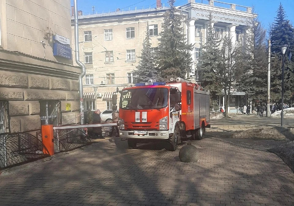 Студентов эвакуировали из главного корпуса ТулГУ. Фото: собственный корреспондент.