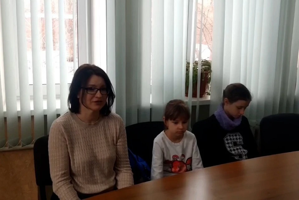 Оксана и ее дочери приехали в Екатеринбург к родственникам. Фото: департамент информационной политики